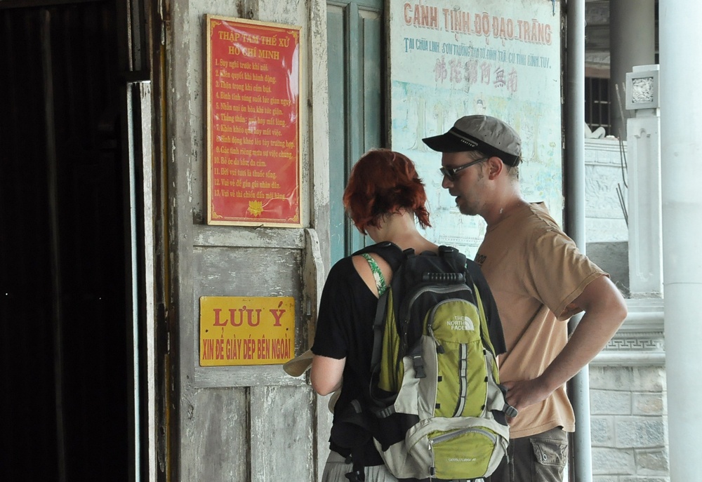 Để lên đỉnh Tà Cú, chúng tôi di chuyển bằng cáp treo với mức phí 120.000 đồng khứ hồi/người. Chiếc xe điện đón khách từ cổng và dừng chân ở khu vực lên cáp. Theo đường cáp dài 1.600m đường lên cao nhất là đoạn dốc Bằng Lăng, nghiêng 45 độ mang đến cảm giác thích thú. Sau đó, cáp treo từ từ hạ độ cao trước khi đến chạm dừng chân. Từ trên cáp treo, phóng tầm mắt ra xa là phong cảnh hữu tình với quần cư dưới chân núi. Dọc đường lên núi là cánh rừng bạt ngàn với những cây trôm đặc sản, những loài cây cổ thụ tán rợp, thân to thẳng vươn lên ngạo nghễ.