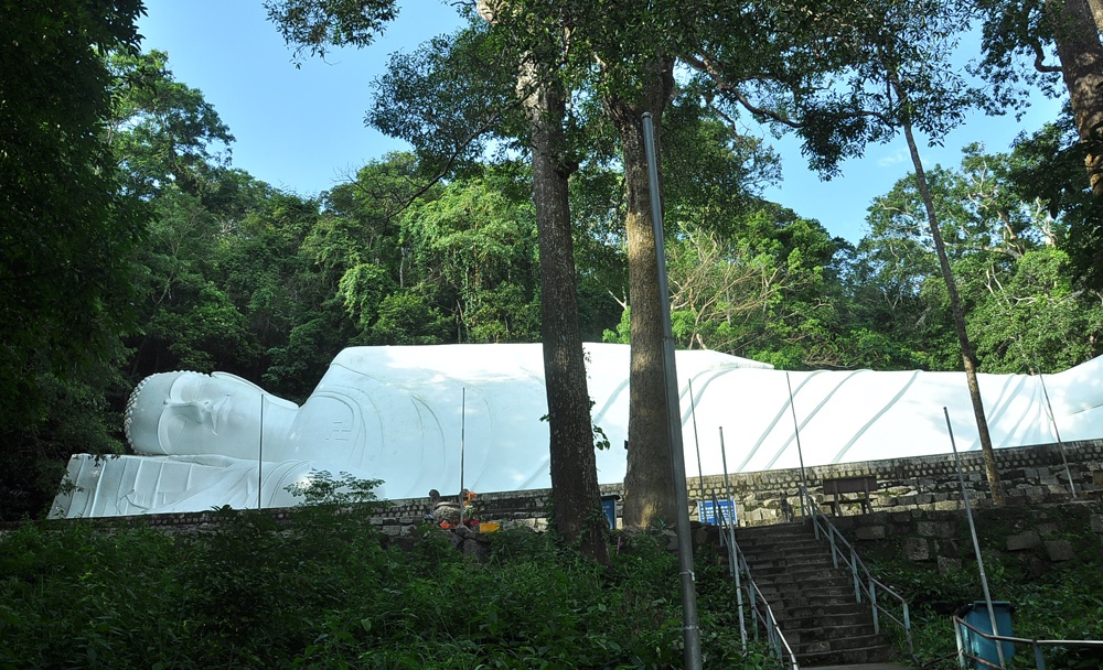 Tượng Phật Nam ài 49 m trên đỉnh Tà Cú.