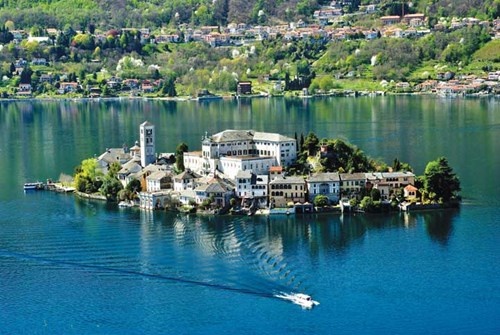 Thành phố Angera bên hồ Maggiore