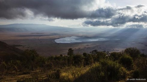 Núi Kilimanjaro và Ngorongoro Crater, Tanzania: Những người ưa phiêu lưu trên khắp thế giới đếu hướng về vùng biên giới giữa Tanzania và Kenya để được chiêm ngưỡng Kilimanjaro – ngọn núi cao nhất Châu Phi. Hầu như rất ít người biết Kili cũng là ngọn núi lửa cao nhất lục địa này với 3 đỉnh hình chóp nón. Trong khi Mawenzi và Shira đã tắt thì đỉnh cao nhất Kibo vẫn hoạt động mạnh mẽ và thỉnh thoảng lại xuất hiện những dòng nham thạch và khí thoát ra. Những người yêu thích việc chinh phục độ cao 5895m của Kilimanjaro phải chuẩn bị về sự thay đổi nhiệt độ từ 35 độ C dưới khu rằng chân núi tới -15 độ C trên đỉnh Uhuru cao nhất. Ảnh: Getty. 