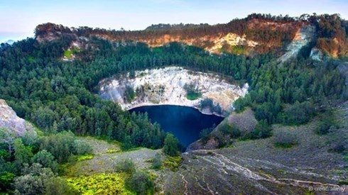 Kelimutu, Indonesia: “Ba hồ nước bí ẩn của Kelimutu thu hút cả các nhà khoa học lẫn các du khách tới hòn đảo của Flores phía đông tỉnh Nusa Tenggara. Một miệng núi lửa màu xanh, một cái khác màu đỏ thẫm, cái thứ ba màu đen hắc ín.” Vache giải thích. Các nhà khoa học nói các màu sắc đấy đến từ các phản ứng hóa học xảy ra khi các khí trong lòng núi lửa gặp các khoáng chất của hồ. Ảnh: Getty. 