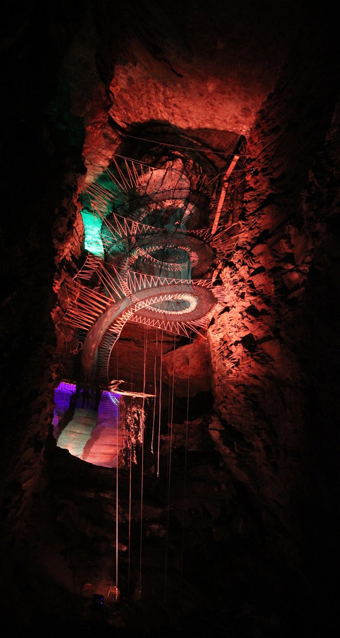 Theo đó, bên cạnh hành trình dã ngoại truyền thống đến vùng núi, du lịch Xứ Wales mở rộng các hoạt động có tính mạo hiểm nhiều hơn. Chẳng hạn tại Blaenau Ffestiniog, du khách có thể nhún nhảy trên các bạt nhún lò xo khổng lồ đặt trong một mỏ đá cũ. Ảnh: Ibtimes.co.uk.