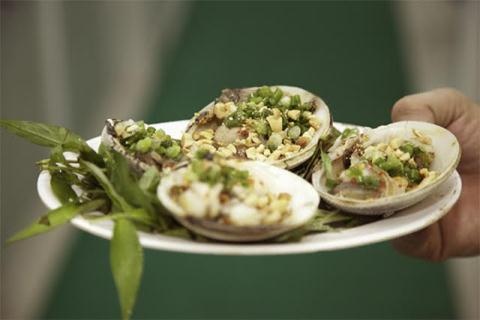 Ốc  Ốc là một trong những món đặc sắc không thể bỏ qua của thiên đường ăn vặt Sài Gòn. Người Sài Gòn ăn ốc mọi lúc, tuy vậy những ngày mưa mát lạnh, hay chiều tối luôn là thời điểm được yêu thích để thưởng thức món này.  Ốc Sài Gòn đặc biệt là bởi từ danh sách dài các loài ốc, nhuyễn thể, người Sài Gòn có thể tạo ra hàng chục, có khi là hàng trăm món ốc thơm ngon khác nhau. Tuy có nhiều cách chế biến và thưởng thức nhưng đa số những đĩa ốc nóng hổi, thơm canh luôn được ưu ái lựa chọn. Bởi thế mà những ngày mưa lạnh được húp lấy húp để thìa súp nghêu hấp Thái thơm cay, ăn ngon lành đĩa hào nướng phô mai béo ngậy, sò lông nướng mỡ hành, hay dĩa mì xào ốc đậm vị thì còn gì bằng.  Với món ốc bạn có thể ghé đến phố ốc Vĩnh Khánh, Hoàng Diệu, Q.4; Tô Hiến Thành, Q.10 hay trong các con hẻm nhỏ trên đường Nguyễn Trãi, Q.1 để thưởng thức.