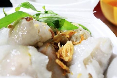 Há cảo  Những đêm trời mát mẻ mà được thưởng thức phần há cảo nóng hổi, được ngồi kế nồi há cảo hấp ấm nóng thì còn gì bằng. Vì là món ăn vặt hết sức thân thuộc với người Sài Gòn nên há cảo được bán ở nhiều nơi, đặc biệt là các khu trường học. Nếu muốn thưởng thức món này giấc chiều tối, bạn có thể ghé đến quán há cảo xíu mại trên đường Vạn Kiếp, Q. Phú Nhuận; há cảo Cô Giang - Đề Thám, Q.1; há cảo Bàn Cờ trên đường Ký Hòa trong Chợ Lớn (Q.5)... Ngoài há cảo xíu mại, tùy từng quán, bạn có thể thưởng thức thêm các loại nhân khác nhau từ bắp, hẹ, há cảo chiên... đến nhân tôm thịt.  Không chỉ ngon, giá cả bình dân với khoảng 3.000/viên của quán cũng là một trong những điểm thu hút thực khách.