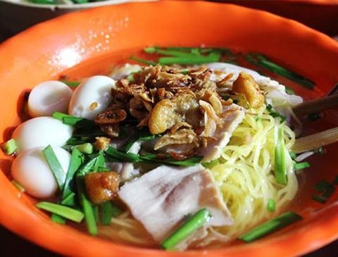 Hủ tiếu gõ  Tuy không sang chảnh, đắt tiền hay theo nhiều người là “chẳng bổ béo” gì, nhưng hủ tiếu gõ lại có sức hút khó tả với nhiều người. Đặc biệt là những đêm mát trời, nhiều người vẫn có thói quen ghé ra một góc phố, ngồi xì xụp tô hủ tiếu với vài lát thịt mỏng dánh, ít hẹ, ớt, rau sống, chan bên trên là vá nước leo thơm trong mà hít hà.