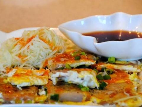 Bột chiên  Bột chiên là một trong những món ngon gốc Hoa rất được người Sài Gòn yêu thích. Ở Sài Gòn có khá nhiều quán bột chiên mà cứ giấc chiều lại đông đúc đơn cử như quán bột chiên trên đường Võ Văn Tần, xe bột chiên ở góc đường Phùng Hưng - Nguyễn Trãi, quán bột chiên góc ngã 3 Nguyễn Trọng Tuyển - Phan Đình Phùng…Những miếng bột chiên giòn bên ngoài mềm mịn bên trong được áo lớp trứng vàng ươm, ăn kèm đồ chua và nước chấm vừa vặn chắc chắn sẽ khiến bạn thích thú.