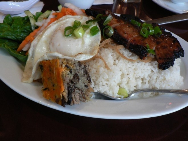 Cơm tấm: Cơm tấm là một trong những món ăn phổ biến với người Sài Gòn đến nỗi nó được người dân ở đây ăn từ bữa sáng cho đến bữa tối. Tuy chỉ được nấu từ những nguyên liệu cơ bản thôi nhưng để làm nên một đĩa cơm tấm thơm ngon, đượm vị thì mỗi món từ sườn, trứng, chả, đồ chua, nước mắm... đến cơm đều luôn được chăm chút kĩ lưỡng.Ở Sài Gòn ngoài các hệ thống cơm tấm lớn như cơm tấm Thuận Kiều, cơm tấm Cali, cơm tấm Bụi Sài Gòn... bạn còn có thể thưởng thức cơm tấm ở bất kì quán ăn vỉa hè nào tùy thích.