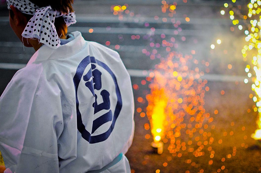 Vào ngày diễn ra lễ hội, các đường phố sẽ được dọn dẹp, hoạt động giao thông tạm ngừng để mọi người có thể thoải mái diễu hành với đèn lồng và cồng chiêng huyên náo. 