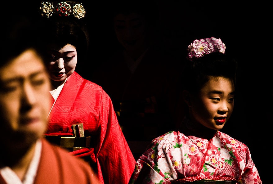 Đây chính là thời gian chính quyền Nhật Bản cấm người nước ngoài neo đậu tại các cảng của Nhật, nhưng các tàu Trung Quốc và Hà Lan là một ngoại lệ. Lễ hội Okunchi tôn vinh các thương nhân này bằng nhiều hình thức, các điệu múa truyền thống, hội chợ, hóa trang, rước kiệu, và nhiều trò giải trí khác.