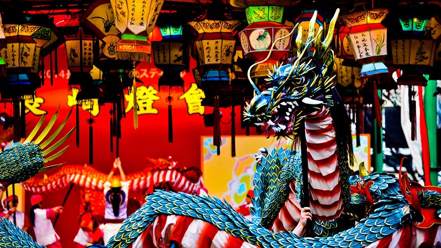 Trong dịp lễ nguyên đán, mọi người đều ăn mặc thật đẹp bằng các trang phục truyền thống, sau đó tới chùa để làm lễ cầu may đầu năm. Các con đường trong dịp lễ đều được trang trí lộng lẫy, với các đèn lồng, ngoài ra những hoạt động như trình diễn múa lân, múa rồng, các tiết mục văn nghệ… 