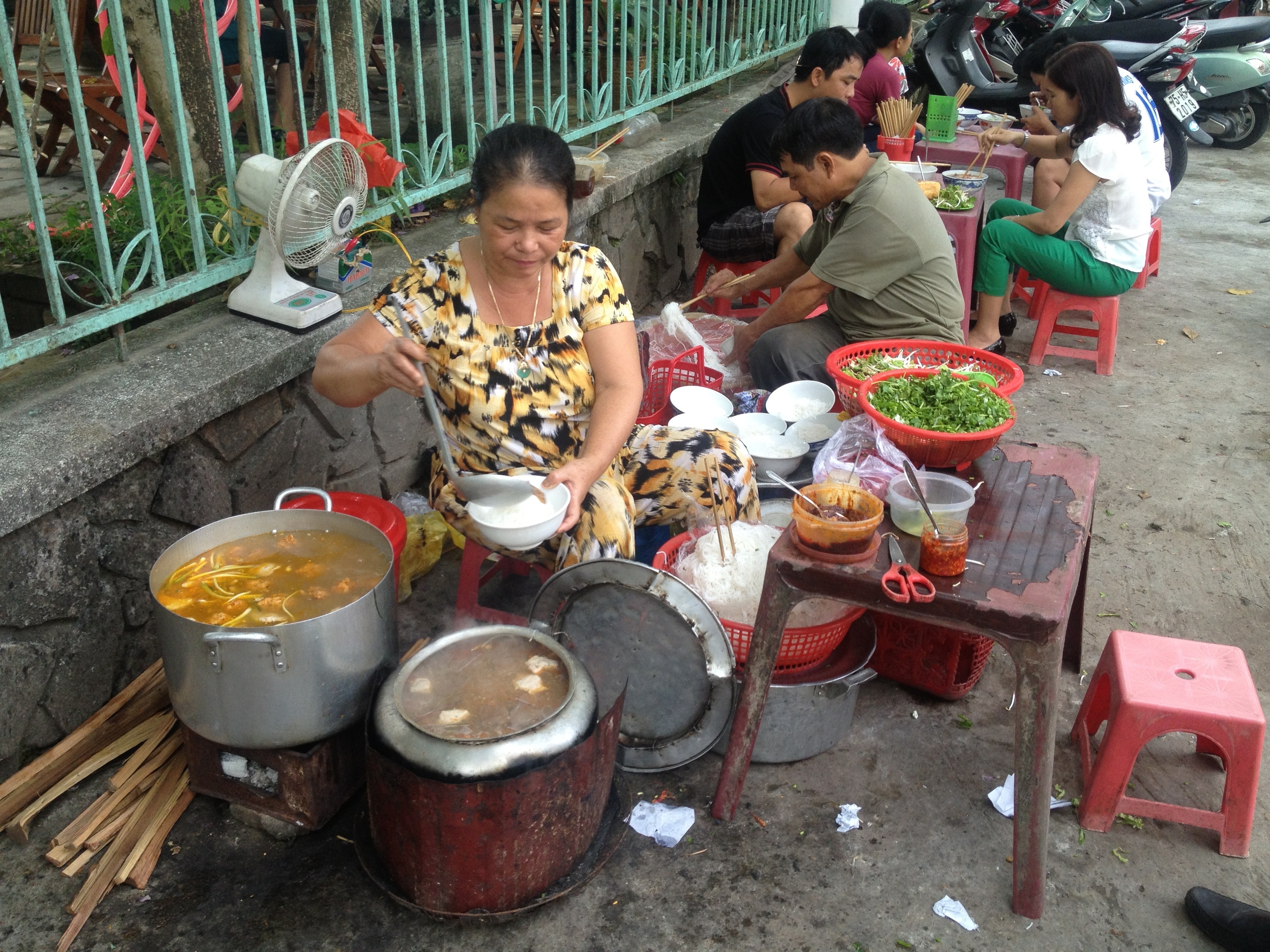 Quán bún nhỏ bên đường cùng nồi nước lèo thơm phức.