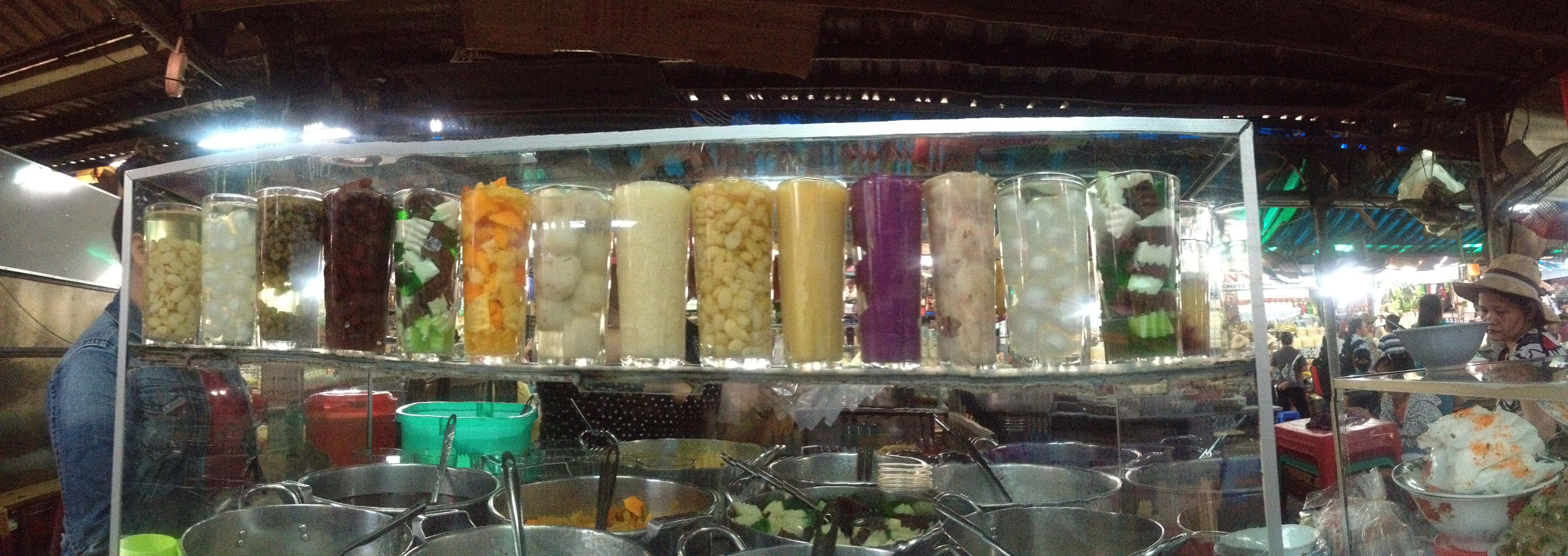 Chè Huế – dễ dàng gặp những hình ảnh đầy cuốn hút này khắp chợ Đông Ba.