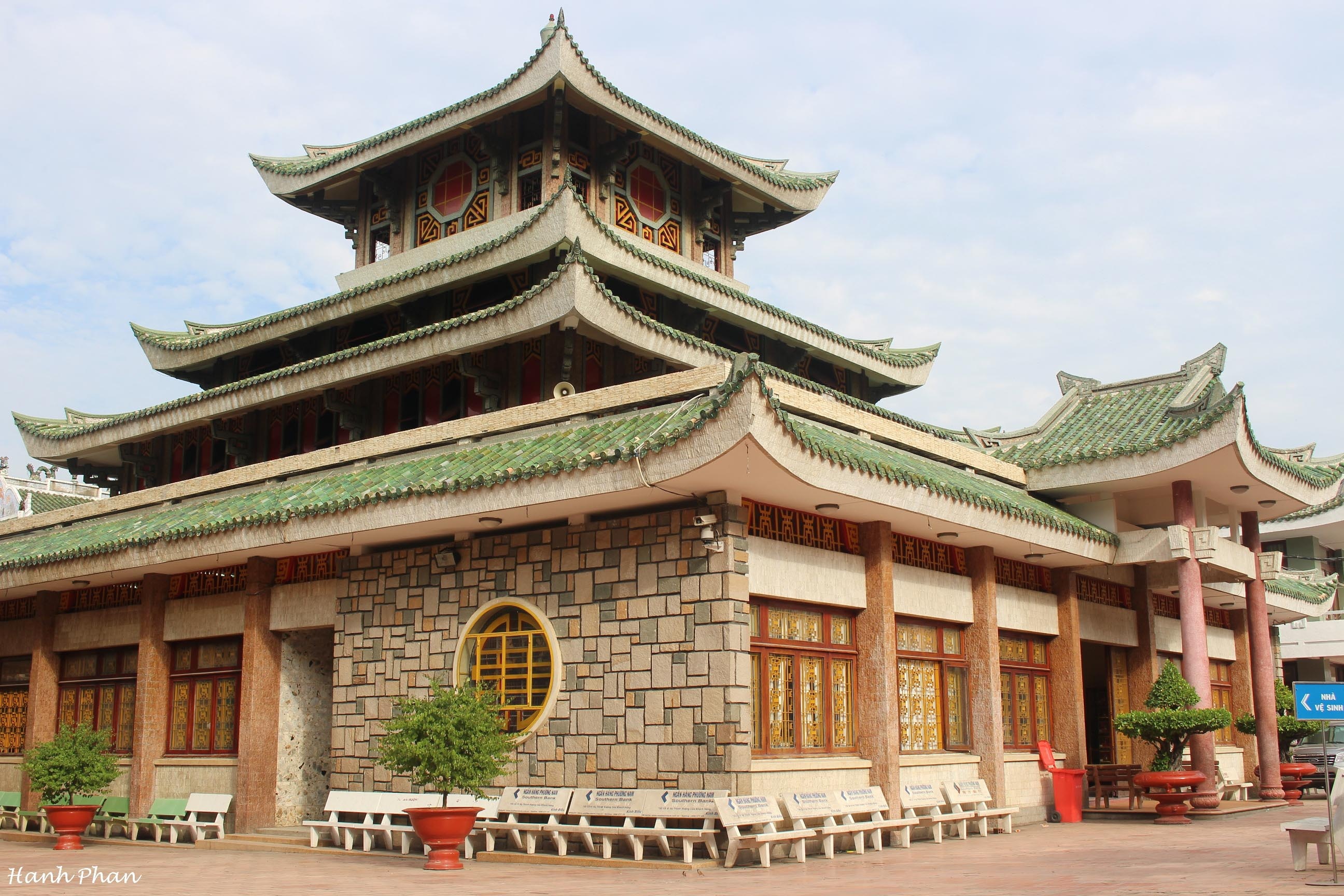 Toàn cảnh Miếu Bà Chúa Xứ Núi Sam. Mái lợp ngói âm dương theo lối kiến trúc phương Đông ở miếu Bà Chúa Xứ.