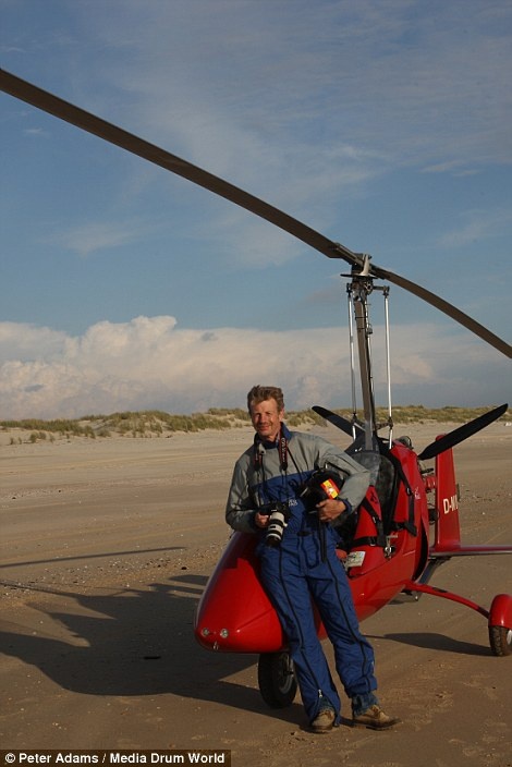 Để có được góc chụp đẹp và ấn tượng này, Peter Adams đã phải mạo hiểm nhoài người ra khỏi một chiếc máy bay trực thăng Robinson R44 trên độ cao hơn 900 mét.