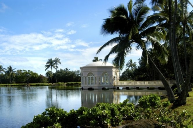 2. Hawaii  Là một trong những điểm đến để tổ chức các bữa tiệc cưới linh đình, Hawaii phổ biến với các cặp đôi ở Mỹ. Cũng giống như Fiji, nơi đây có đầy đủ các khu nghỉ dưỡng đẹp như tranh để chụp hình và tổ chức đám cưới với những khung cảnh đầy lãng mạn.  Du khách có thể lựa chọn đảo Maui và Honolulu nếu thích sự yên tĩnh và xa xôi hơn.