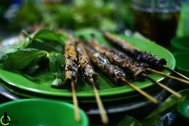 Cá kèo nướng : Vào mùa mưa, cá kèo xuất hiện nhiều hơn trên các kênh rạch, rở thành món ăn dân dã ở miền Nam và làm nên nét ẩm thực đặc trưng riêng cho vùng đất Mũi Cà Mau.  Cá kèo thịt ngọt và thơm, nổi tiếng lành và sạch lại dễ chế biến nhiều món ngon, từ chiên, kho cho đến nướng và lẫu... Món ăn thường được chế biến từ cá kèo : cá kèo nướng, cá kèo nấu lá giang, cá kèo kho ngót. Ảnh : Nam Chấy