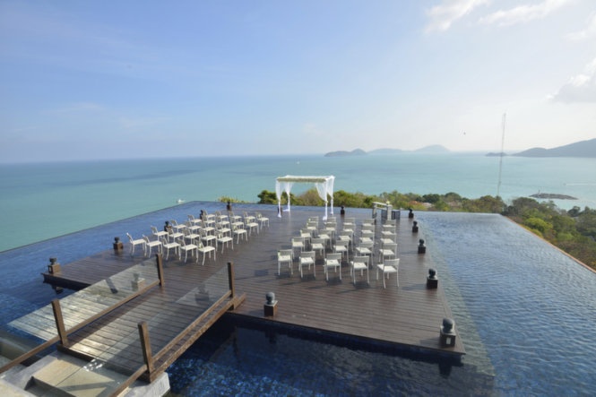 4. Thái Lan   Nếu bạn có dự định tổ chức đám cưới ngoài nước, Thái Lan là một điểm đến cũng nên cân nhắc kỹ. Không chỉ mọi người có thể chìm đắm trong cảnh sắc thiên nhiên tươi đẹp ở công viên biển Ang Thong, mà khách của bạn cũng có thể trải nghiệm thêm nhiều điều thú vị ở các địa danh gần đó.  Tuy nhiên, bạn có thể lựa chọn một vài nước ở Đông Nam Á để thay thế như Việt Nam, Lào, Campuchia, Myanmar.