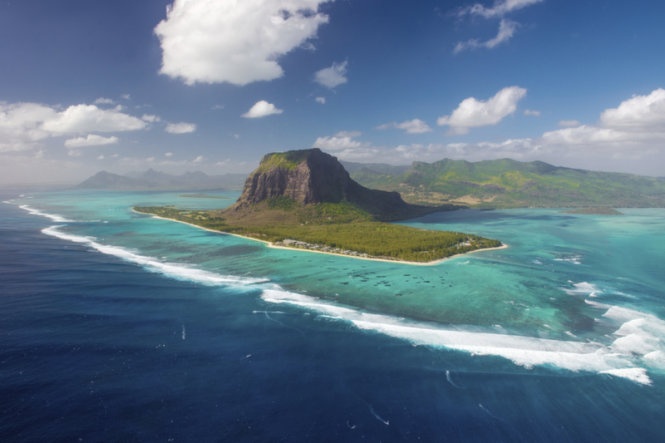 6. Mauritius  Mauritius sở hữu nhiều bãi tắm đẹp, cát trắng trải dài với nhiều khách sạn sang trọng và lãng mạn.  Khá xa đất liền, nằm ẩn mình trong những vùng nước xanh như ngọc ở biển Ấn Độ Dương, ngoài khơi bờ biển đông nam châu Phi, do đó Mauritius thích hợp cho các chuyến đi nghỉ dưỡng, tổ chức tiệc cưới và những đêm trăng mật ngọt ngào.