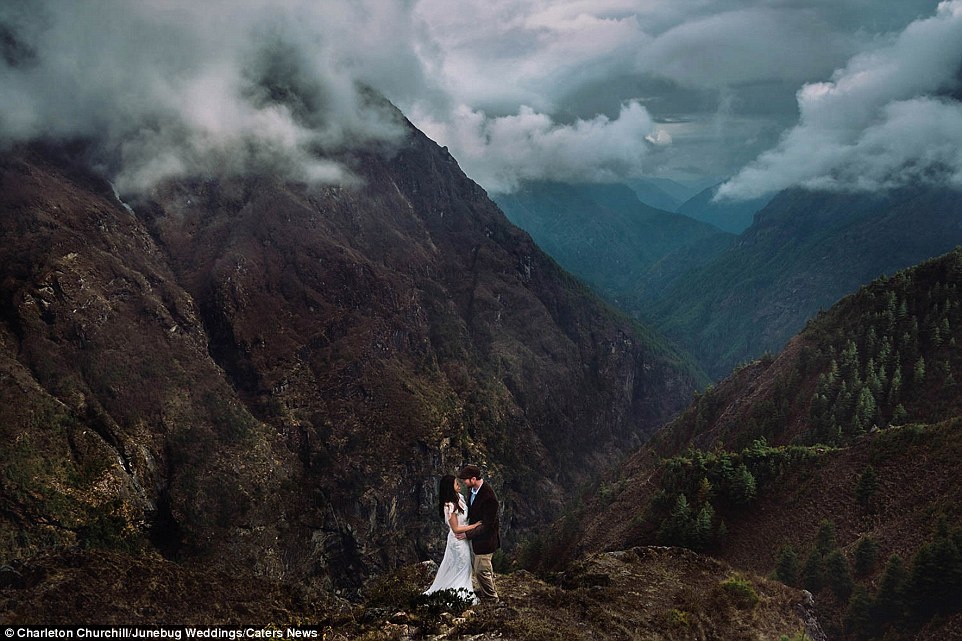 Cặp đôi mới cưới này đã lên một trong những đỉnh của thế giới trên dãy núi Himalayas ở Nepal.