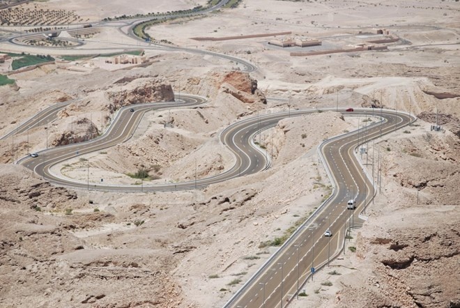 Đường đến Jebel Hafeet, UAE. Là đường nằm trên ngọn núi cao thứ hai tại UAE. Đỉnh cao nhất – 12km. Đây là nơi phổ biến cho người đi xe đạp.