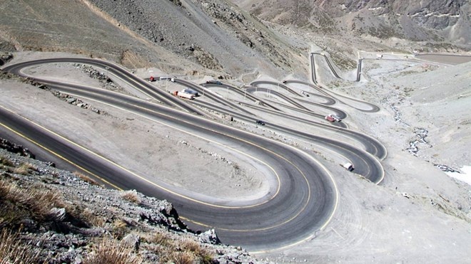 Đường Los Corales, Chile. Con đường này nối liền hai quốc gia Nam Mỹ - Chile và Argentina. Nó chạy trên một ngọn đồi dốc đứng và có rất nhiều bậc và khúc cua tay áo, vì vậy đó là một trong những con đường phức tạp và khó đi nhất trên thế giới.