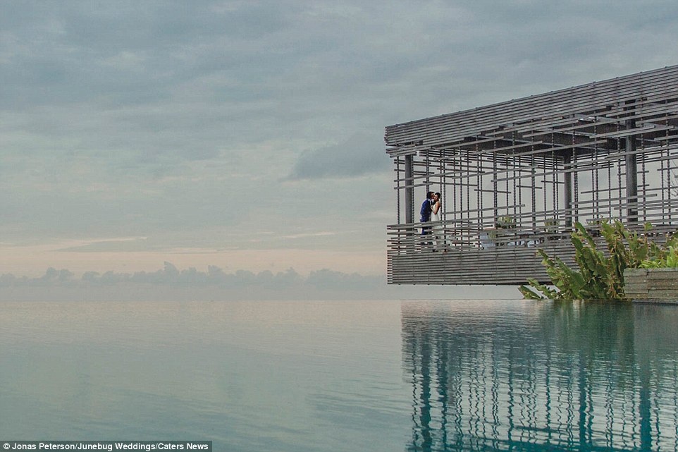 Các bức ảnh được gửi tới tham dự cuộc thi hàng năm và làm nổi bật những điểm đến tốt nhất trên thế giới dành cho những đôi uyên ương. Ảnh chụp tại Ulawatu, Bali.