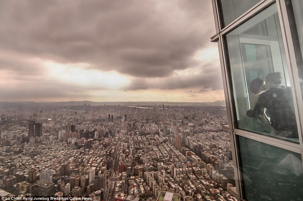Ban tổ chức cuộc thi – Junebug Weddings, đã có kinh nghiệm tổ chức các cuộc thi nhiếp ảnh trong 7 năm. Ảnh chụp tại Taipei, Đài Loan.