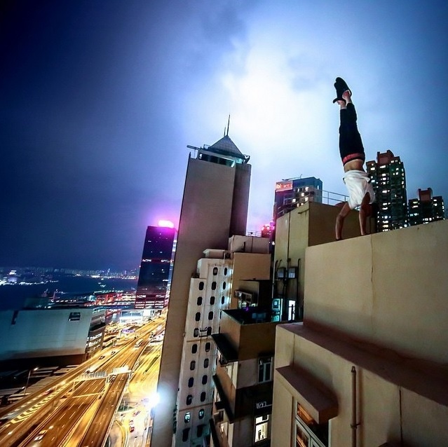 Hay hình ảnh của Oleg “trồng cây chuối” trên đỉnh của một tòa nhà cao tầng ở Hong Kong cũng khiến nhiều người sợ hãi.
