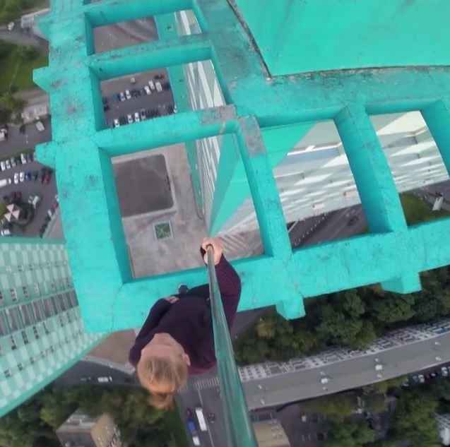 Oleg di chuyen tren dinh toa nha cao tang hinh anh