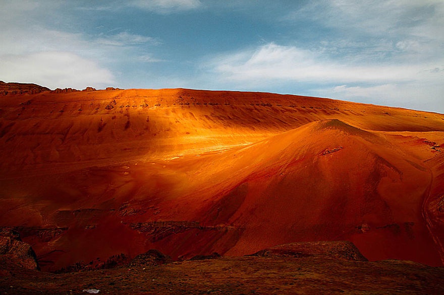 Dãy núi Flaming, chính là Hỏa Tiệm Sơn, cái tên được lấy làm cảm hứng cho một địa danh trong cuốn tiểu thuyết Tây Du Ký với cái nóng khủng khiếp. 