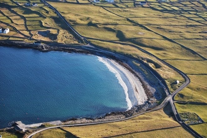 Khi châu lục dịch chuyển đã nâng một phần của đáy biển lên cao hơn so với mực nước biển, tạo thành vùng đất mà sau này gọi là Ireland. Trải qua hàng trăm triệu năm, bùn đã phát triển thành đá vôi cứng, trồi lên ngay dưới bề mặt đất.