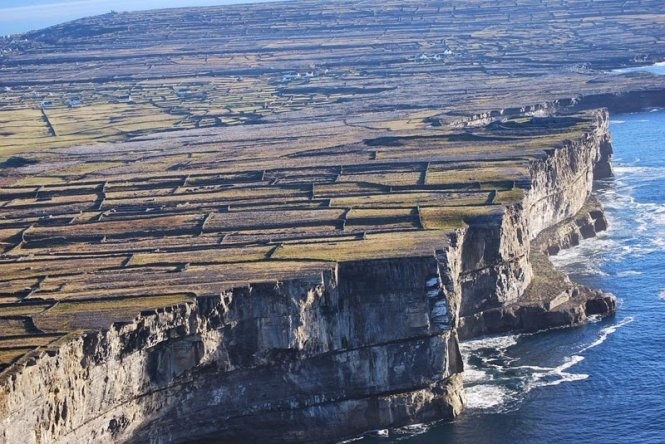 Những tảng đá này đã trở thành vật liệu xây dựng phổ biến cho người dân Ireland, từ những khu lăng mộ Stone Age ở Burren, những pháo đài trên đồi Iron Age của Inishmore cho đến các lâu đài và tu viện từ thời Trung cổ. Những viên đá có ở hầu khắp mọi nơi, đặc biệt phổ biến là những bức tường bằng đá đan chéo nhau trên khắp đất nước.