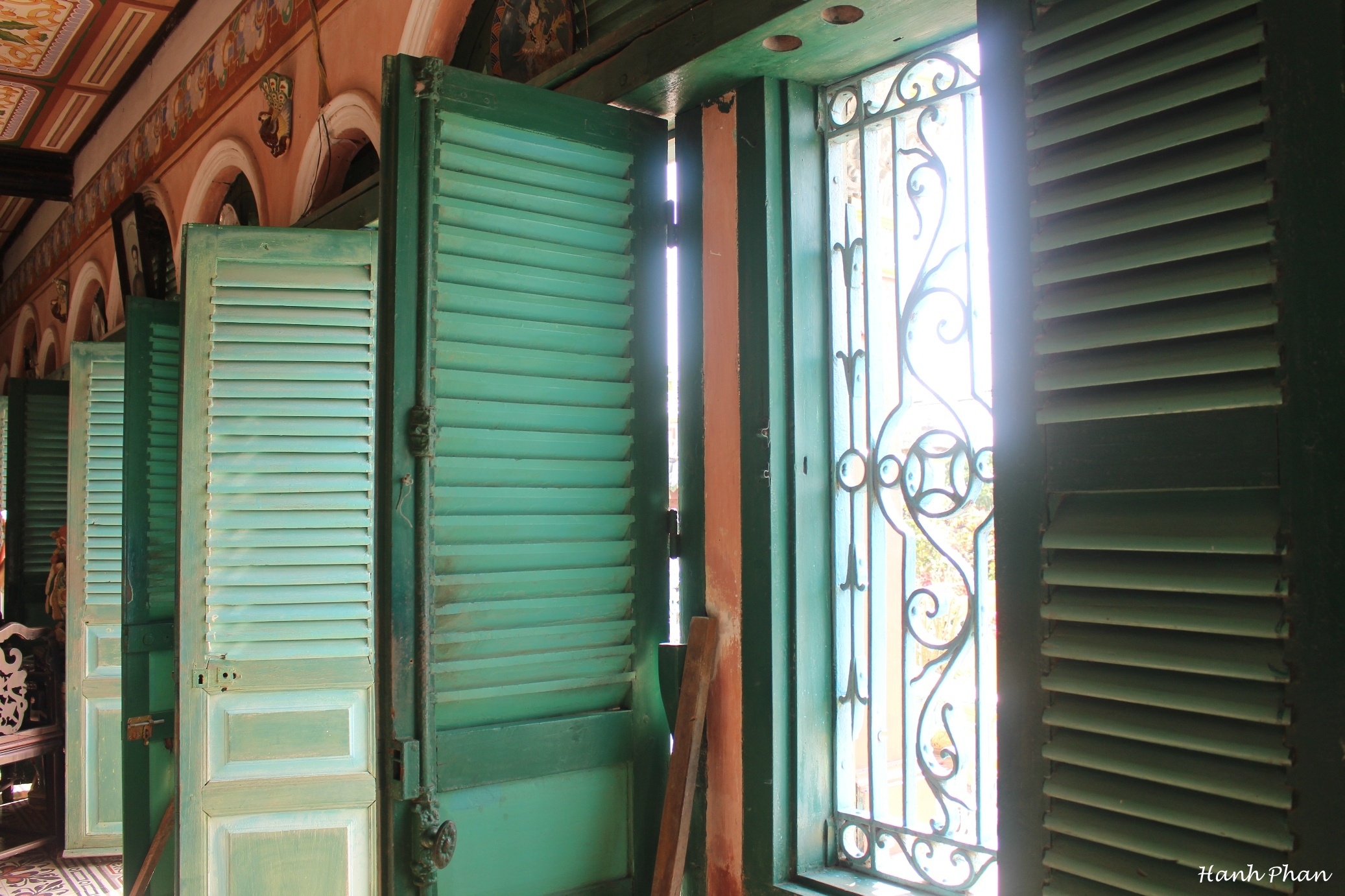 Cửa ra vào và cửa sổ được làm bằng gỗ lá sách thịnh hành vào đầu thế kỷ 20.