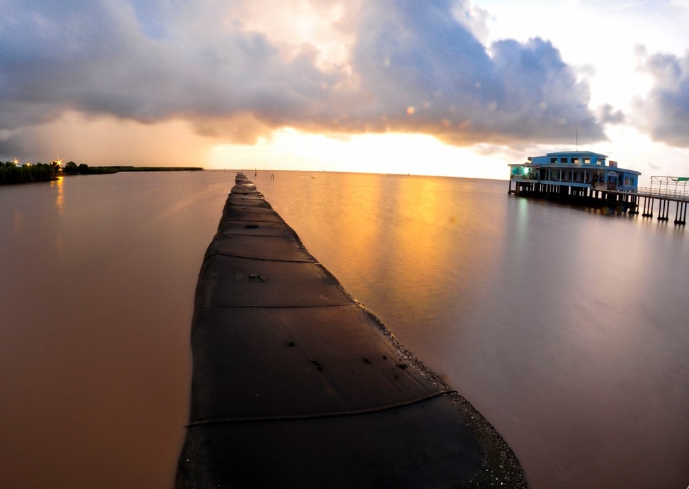 Binh minh ở biển Nhà Mát – Bạc Liêu. Cả một vùng biển dần sáng lên từ phía chân trời.