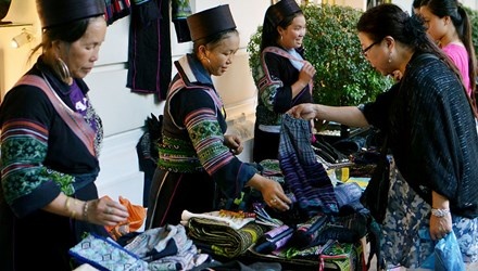Điều đặc biệt là họ có thể giao tiếp bằng tiếng anh với người nước ngoài và mang đến những sản phẩm thủ công hết sức độc đáo.