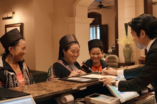 Chợ đêm vùng cao diễn ra từ 17h-21h ngày 24-25/8 với đầy đủ các hàng thủ công và quà lưu niệm tại sân khách sạn Metropole Hà Nội. Với tinh thần hỗ trợ du lịch cộng đồng, 11 đại diện từ cộng đồng người Mông được trải nghiệm 2 đêm tại khách sạn sang trọng bậc nhất Việt Nam.