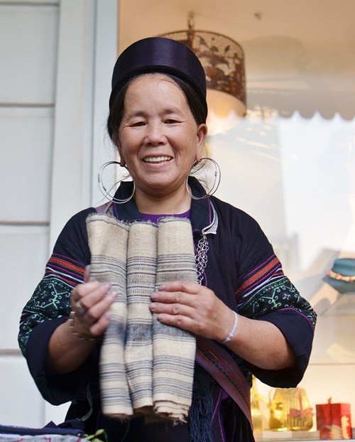 Đến với phiên chợ độc đáo này, họ sẽ mang theo không khí núi rừng tới Hà Nội bằng các sản phẩm thủ công của riêng mình như thổ cẩm, đồ trang sức bạc và thủ công mỹ nghệ khác.