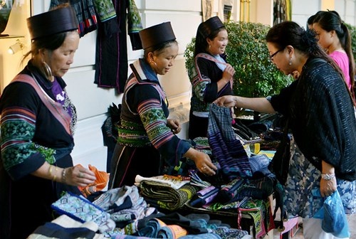 Chợ đêm cao nguyên của người Mông mang lại những trải nghiệm thú vị cho người dân Thủ đô và khách nước ngoài.