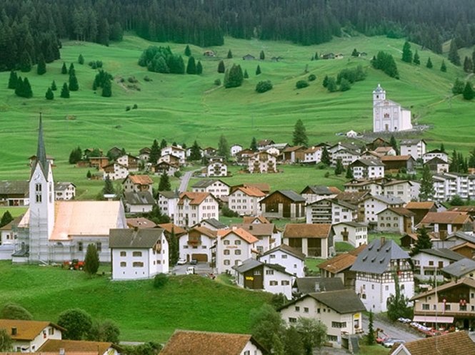 Liechtenstein  Nằm giữa hai nước Thụy Sĩ và Áo, quốc gia bé nhỏ Liechtenstein vẫn còn là đất nước duy trì chế độ quân chủ, được cai trị bởi gia đình hoàng gia sống trong lâu đài trên núi nhìn về thủ đô Vaduz, giống như trong các câu chuyện cổ tích thường thấy. Quốc gia này có diện tích rất nhỏ, khoảng 25km2, do đó trong một ngày du khách có thể đi dạo bộ hoặc đạp xe vòng quanh để tham quan.