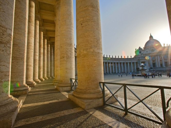 Vatican  Thành phố Vatican, nơi Đức Giáo hoàng và khoảng 800 người dân sinh sống trên diện tích chừng 110 mẫu Anh, là quốc gia độc lập nhỏ nhất trên thế giới. Đây một vùng đất có tường bao kín, nằm trong lòng thành phố Rome, Italy. Đến đây, du khách có thể đi thăm viện Bảo tàng Vatican Sistine Chapel và leo lên đỉnh mái vòm của nhà thờ được thiết kế bởi Michelangelo để ngắm toàn thành phố. Và du khách chỉ mất chưa đầy một ngày là có thể len lỏi hết các ngóc ngách, ngõ hẻm.