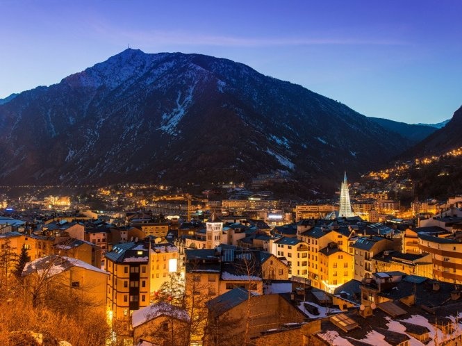 Andorra  Nằm ẩn mình trong dãy núi Pyrenees giữa Tây Ban Nha - Pháp và cách Barcelona khoảng ba giờ xe, Andorra là quốc gia không có biển với dân số khoảng 76.000 người và là nơi lưu giữ nhiều truyền thống của người Tây Ban Nha.  Người dân ở đây sử dụng Catalan làm ngôn ngữ chính. Andorra quyến rũ du khách bởi vẻ đẹp lãng mạn của những đỉnh núi phủ đầy tuyết trắng và các thung lũng hoa anh đào đẹp mê ly.  Đây cũng là nơi tập trung các khu spa đẳng cấp thế giới. 