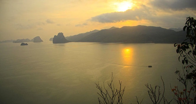 Bình minh nhìn từ đảo. Xa xa là cánh cung Thẻ Vàng. Ảnh: Lê Hồng Thái.