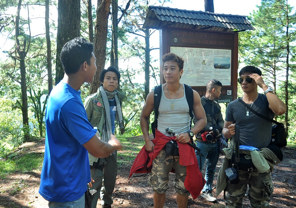 Từ thành phố Đà Lạt, chạy xe máy đến địa phận huyện Lạc Dương, Linh Sơn chuẩn bị cho mình những vật dụng cần thiết cho chuyến chinh phục đỉnh núi cao nhất nằm trong quần thể 3 đỉnh núi của Lang Biang. Có hai vật dụng bất ly thân mà anh mang theo bên mình là chiếc máy quay hành trình và máy ảnh để có thể ghi lại những hình ảnh tuyệt đẹp trong lần khám phá này. 