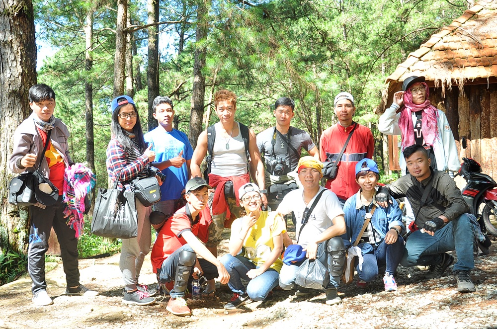 Cùng với những người bạn đồng hành trong nhóm Hành trình hạnh phúc, Linh Sơn háo hức nghe người dẫn đường là Cil – chàng trai người bản xứ dân tộc Lạch đã có 4 năm kinh nghiệm làm hướng dẫn viên du lịch.