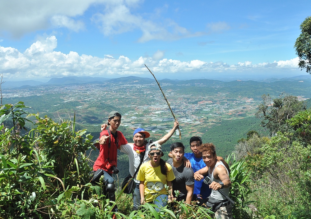 1/3 chặng đường tiếp theo, đường đi khó hơn bởi sau cơn mưa đêm khá nặng hạt đường lầy lội, nhiều đoạn trơn trượt. Những lớp lá cây dày kín lối đi ngập trong nước tạo nên lớp bùn lầy lép nhép dưới chân. 