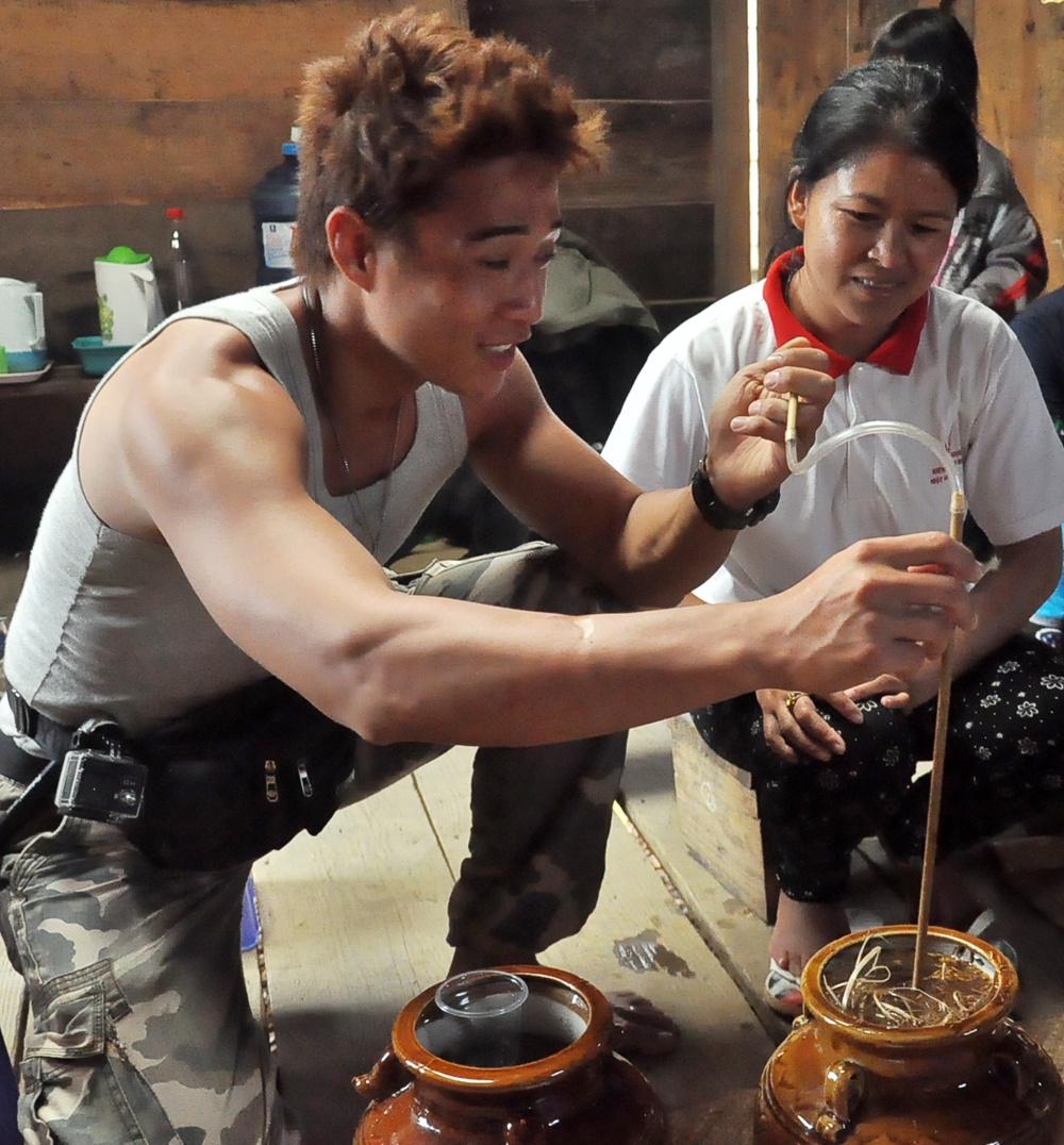 Ngoài những món ăn quen thuộc nhưng được chế biến khá lạ, đặc sắc: cà tím, rau má trộn, cá điêu hồng nướng, thịt heo… Linh Sơn tâm sự lần đầu tiên anh được học cách châm rượu cần, nghi lễ uống rượu và thưởng thức đặc sản cà đắng – một món ăn đặc trưng nơi đây. 