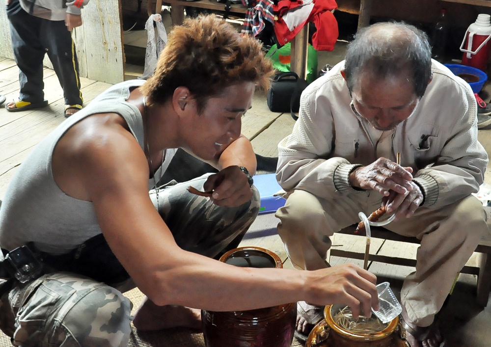 Bữa cơm trưa trở nên xôm tụ với những câu chuyện được kể tiếp về Lang Biang, về truyền thống dân tộc nơi đây. 