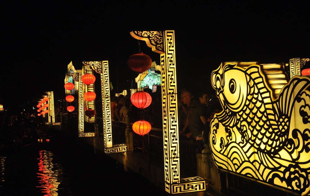 Ngoài việc đứng bên hai bờ sông để thả đèn xuôi theo dòng, khách cũng có thể thuê thuyền do người dân địa phương chở với mức giá 90.000 đồng/thuyền dành cho 5 người được trang bị áo phao cẩn thận. Các hoạt động thả đèn hoa đăng diễn ra sôi nổi từ khoảng 18h tối và kéo dài đến tận đêm, khoảng 22 đến 23h. 