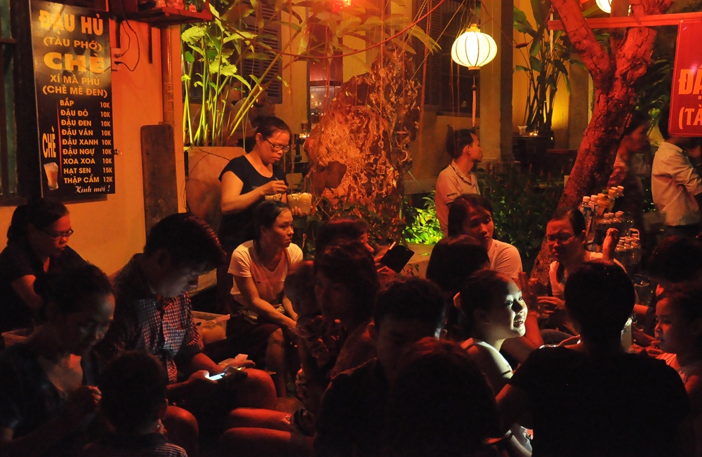 Chùa Cầu nổi tiếng bừng sáng trong đêm với những ngọn đèn điện nhưng vẫn giữ được vẻ trầm mặc, cổ kính. Trong khi đó, các tuyến phố còn lại cũng nô nức không kém với những chiếc đèn lồng đủ kích cỡ, màu sắc được treo khắp nơi. 