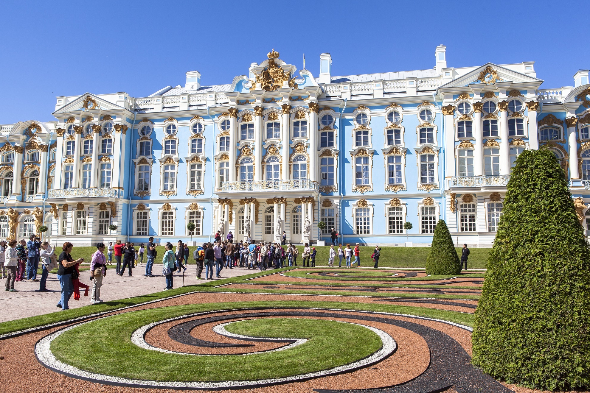 Nếu bạn là sinh viên, bạn sẽ được ưu đãi đến 50% giá vé vào cổng ở hầu hết các điểm tham quan là bảo tàng, cung điện hay nhà thờ…